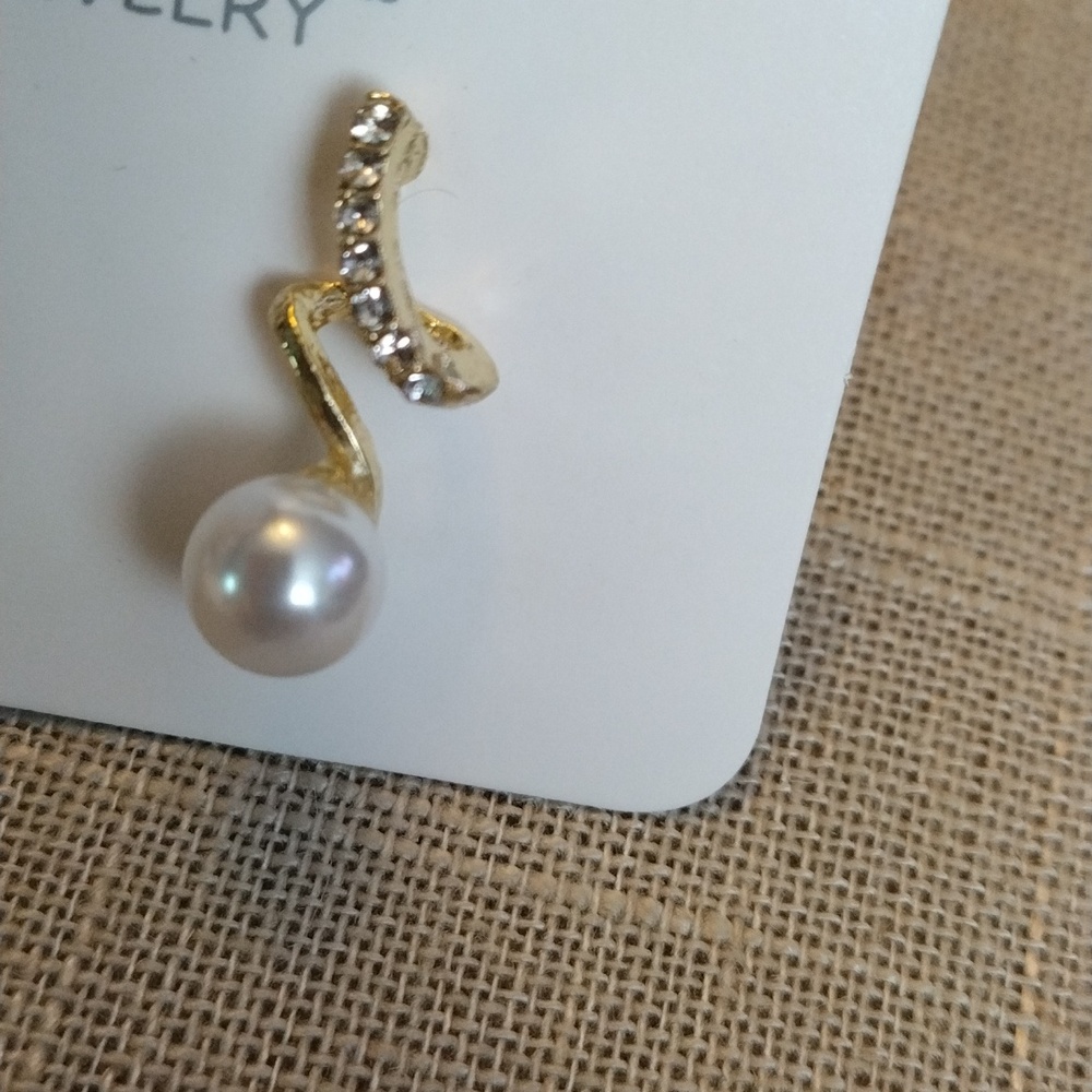 Elegant twist goldtone rhinestone pearl drop earrings with "Diamond" detail - Picture 2 of 4